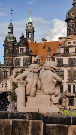 Téléchargez les photos : Zwinger Dresden Allemagne. Baroque, collection de porcelaine de jardin et expositions d'instruments scientifiques historiques. Statue avec anges-enfants à l'arrière au premier plan - en image libre de droit