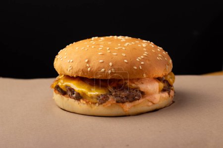 Téléchargez les photos : Hamburger au fromage sur papier cuisson. - en image libre de droit
