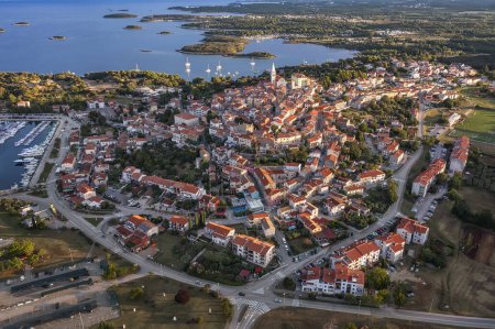 Luftaufnahme der Stadt Vrsar (Orsera) an der istrischen Küste Kroatiens bei Sonnenaufgang.
