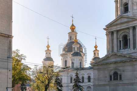 Foto de Catedral de Uspensky en Kharkiv, uno de los monumentos más populares en el centro de la ciudad - Imagen libre de derechos