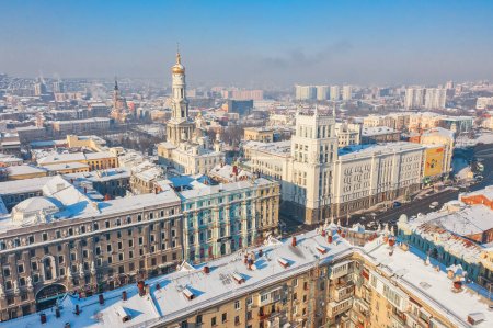 Foto de Kharkiv, Ucrania - 20 de enero de 2021: Vista aérea a la parte central de la ciudad con edificios históricos y administración de la ciudad - Imagen libre de derechos