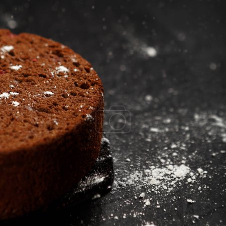 Téléchargez les photos : Délicieux gâteau au chocolat maison sur fond noir foncé. Espace pour le texte - en image libre de droit