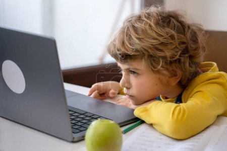 Téléchargez les photos : Gros plan des mains des enfants à l'aide d'un ordinateur portable à clavier à écran tactile. Enseignement à distance en ligne. écolière étudiant à la maison avec ordinateur portable tablette numérique et faire des devoirs scolaires. Espace de copie - en image libre de droit