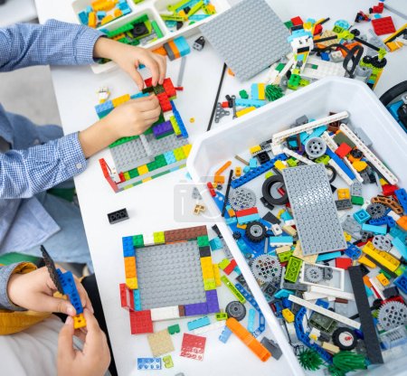 Téléchargez les photos : Cours de programmation lego robotique. Les enfants construisent et codent Robot Lego. Enseignement des STIM à l'aide de blocs de constructeur et ordinateur portable, joystick à télécommande. Développement éducatif technologique pour les écoliers - en image libre de droit