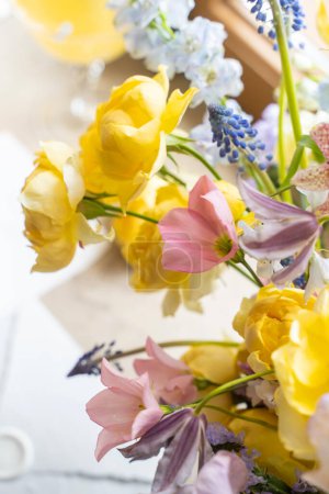 Téléchargez les photos : Bouquets originaux de décoration florale de mariage de fleurs sur invitation blanche. Vue de dessus. Verticale. Mise au point sélective. Espace de copie, espace négatif pour la publicité de conception - en image libre de droit