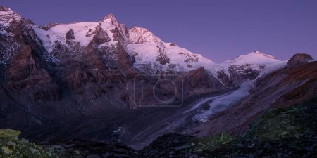 Téléchargez les photos : Panorama de Grossglockner, du glacier Pasterze, de Johannisberg et des montagnes environnantes, tiré de la plate-forme Kaiser Franz-Josefs juste avant le lever du soleil. - en image libre de droit