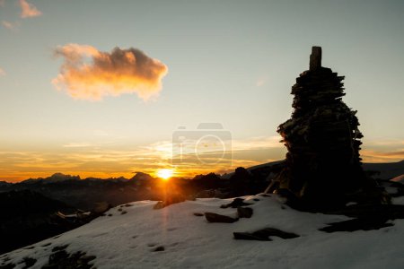 Foto de Cairn de piedra en una montaña nevada cerca de Rifugio Quintino Sella al Felik - Imagen libre de derechos