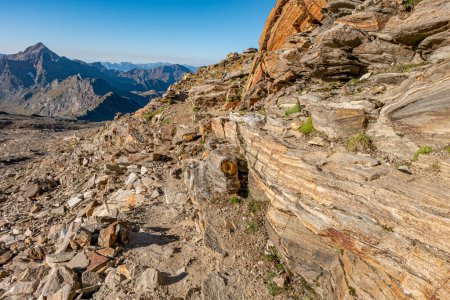Téléchargez les photos : Couches de roches métamorphiques dans les Alpes près de Rifugio Quintino Sella al Felik - en image libre de droit