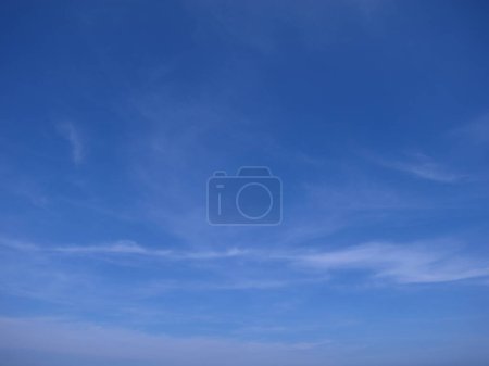 Téléchargez les photos : Nuages blancs dans le ciel bleu profond - en image libre de droit
