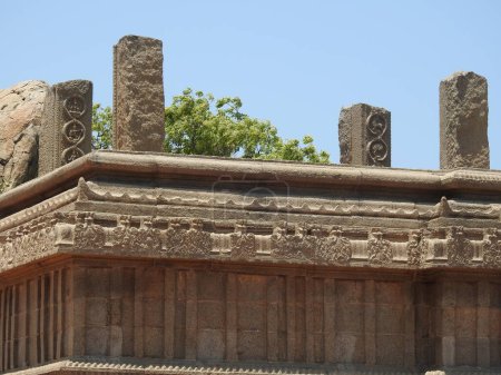Téléchargez les photos : Pénitence d'Arjuna à Mahabalipuram, Inde Temple Shore à Mamallapuram, Tamil Nadu, Inde. Grotte à Mamallapuram. Temple Shore à Mahabalipuram Cinq Rathas - ancienne architecture indienne monolithique hindoue taillée dans les rochers. - en image libre de droit
