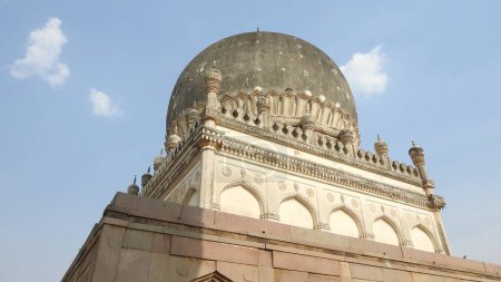 Téléchargez les photos : Les tombes Qutb Shahi sont situées à Hyderabad, en Inde, et contiennent les tombes et les mosquées construites par les différents rois de la dynastie Qutb Shahi. Ils ont été construits entre les XVIe et XVIIe siècles. Fort historique Golconda à Hyderabad. Fort de Golconda - en image libre de droit