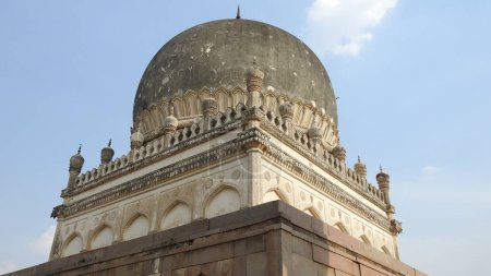 Téléchargez les photos : Les tombes Qutb Shahi sont situées à Hyderabad, en Inde, et contiennent les tombes et les mosquées construites par les différents rois de la dynastie Qutb Shahi. Ils ont été construits entre les XVIe et XVIIe siècles. Fort historique Golconda à Hyderabad. Fort de Golconda - en image libre de droit