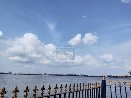 Blauer Himmel und weiße Wolken mit nachfolgendem Fluss in der Landschaft, Mekong River Transport und Blue Sky Beauty of Nature in der Regenzeit. Landschaft des schönen Flusses. Kein Volk. Regentropfen am Fenster, blauer Himmel und Wolken als Hintergrund, Regentag, selektiv