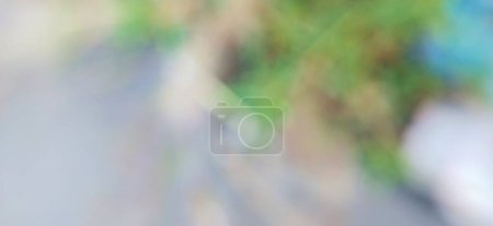 Makro-Nahaufnahme von Brown Growing Ziergräsern aus der heimischen Landschaft. Makro-Nahaufnahme von braunem Gras ohne Fokus-Hintergrund. Pflanzliches Detail Sommer Makro gelbes Gras. Juncus effusus Grünes Gras wächst Natur in Grün mit Blätterchen kleine Bäume