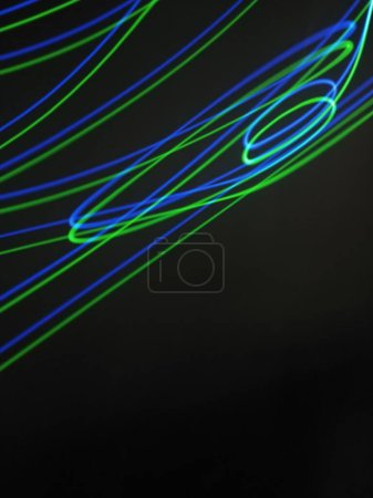 Nacht Licht bunte abstrakte Hintergrund, Licht der Nacht. Blaues und rotes Licht Malerei Fotografie, Langzeitbelichtung Fee blaue und rote Lichterkurven und Wellen vor schwarzem Hintergrund. Langzeitbelichtung Lichtmalerei Fotografie. Abstraktes rosa Purpur