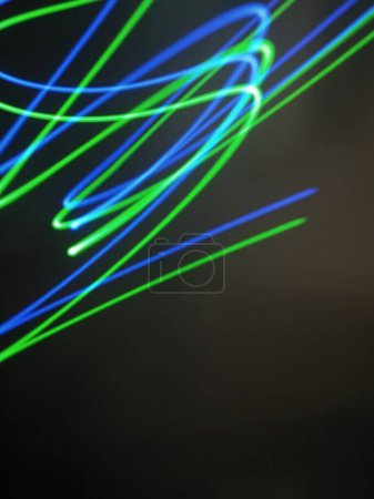Nacht Licht bunte abstrakte Hintergrund, Licht der Nacht. Blaues und rotes Licht Malerei Fotografie, Langzeitbelichtung Fee blaue und rote Lichterkurven und Wellen vor schwarzem Hintergrund. Langzeitbelichtung Lichtmalerei Fotografie. Abstraktes rosa Purpur