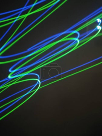 Foto de Luz de noche fondo abstracto colorido, luz de la noche. Fotografía de pintura de luz azul y roja, curvas de luces azules y rojas de hadas de larga exposición y olas sobre un fondo negro. Fotografía de pintura ligera de larga exposición. Resumen rosa púrpura - Imagen libre de derechos