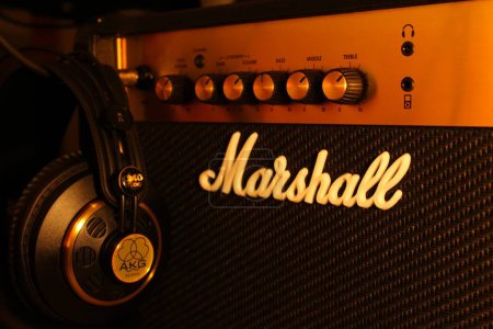 Foto de Un par de auriculares AKG en un amplificador de guitarra Marshall. - Imagen libre de derechos