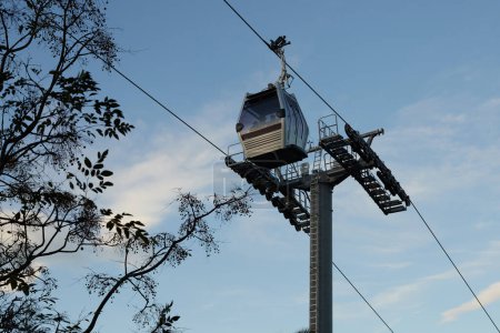 Foto de Close up of gray cable car descending from high mountain - Imagen libre de derechos