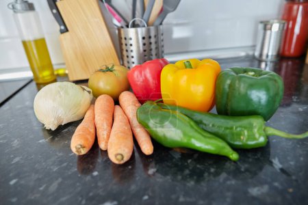 Foto de Vegetables to make a recipe on a kitchen worktop - Imagen libre de derechos