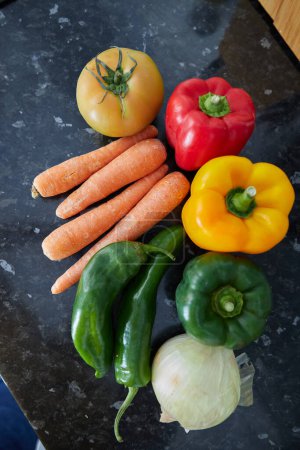 Foto de From above vegetables to make a recipe on a kitchen worktop - Imagen libre de derechos