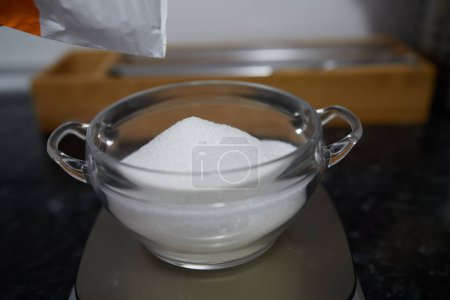 Foto de Scales marking the weight in grams of a bowl of sugar. - Imagen libre de derechos