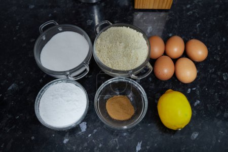Foto de General plan of the ingredients needed to make a homemade cake on the kitchen countertop - Imagen libre de derechos