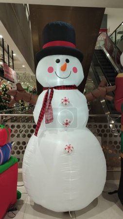 Foto de Figuras de muñeco de nieve decoradas en exhibición en un centro comercial - Imagen libre de derechos
