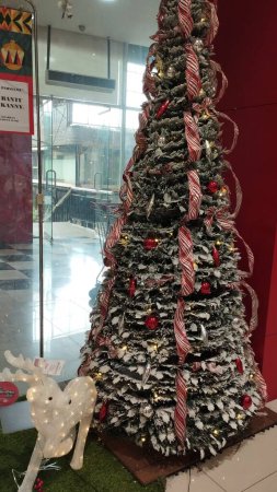 Foto de Árboles de Navidad decorados en exhibición en centros comerciales - Imagen libre de derechos