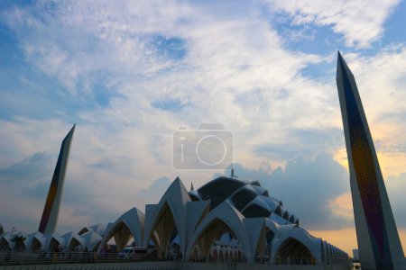 Foto de Bandung, Indonesia - 20 de junio de 2023: La mezquita más grande de Java Occidental llamada Mesjid Al Jabar se encuentra en Gedebage, Bandung City.. - Imagen libre de derechos