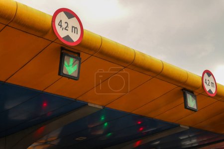 Foto de Luces de flecha led que indican portones de peaje están disponibles y señales de tráfico de restricción de altura mínima del vehículo - Imagen libre de derechos