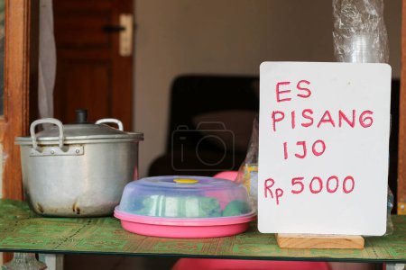 Un simple puesto de venta de plátanos verdes o pisang ijo. Pisang ijo es una comida tradicional de Makassar, Indonesia.