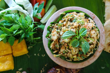 Lotek ist traditionelle indonesische Lebensmittel aus gekochtem Gemüse, Lebensmitteln, Tofu, die mit Erdnusssoße und Crackern bestreut werden