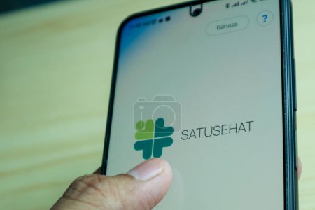 Foto de Bandung, Indonesia - 19 de abril de 2024: Aplicación Satu Sehat en el teléfono inteligente Android - Imagen libre de derechos