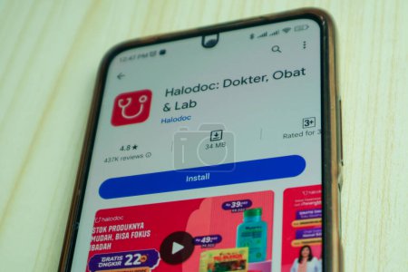 Téléchargez les photos : Bandung, Indonésie - avril 19, 2024 : Application Halodoc sur smartphone Android. Médecins, médicaments et laboratoires - en image libre de droit