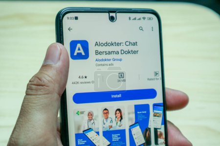 Téléchargez les photos : Bandung, Indonésie - avril 19, 2024 : Application Alodokter sur smartphone Android - en image libre de droit