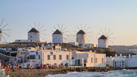 Téléchargez les photos : En attendant le coucher du soleil sur l'île de Mykonos, Grèce - en image libre de droit