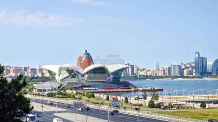 Téléchargez les photos : Bakou la capitale de l'Azerbaïdjan, un merveilleux mélange de soviétiques et musulmans dans un style moderniste - en image libre de droit
