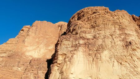 Téléchargez les photos : Avec une caravane dans le désert de Wadi Rum, Jordanie - en image libre de droit