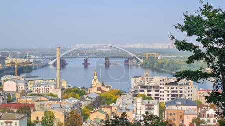 Foto de Kiev en el río Dniéper, la hermosa capital de Ucrania antes del comienzo de la guerra el 24 de febrero de 2022 - Imagen libre de derechos