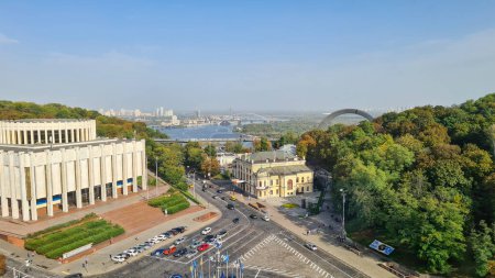 Foto de Kiev en el río Dniéper, la hermosa capital de Ucrania antes del comienzo de la guerra el 24 de febrero de 2022 - Imagen libre de derechos