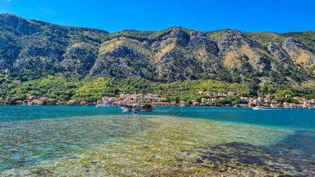 Téléchargez les photos : Exploration des terres et des eaux de la baie de Kotor sur la mer Adriatique, Monténégro - en image libre de droit