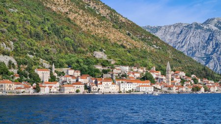 Téléchargez les photos : Exploration des terres et des eaux de la baie de Kotor sur la mer Adriatique, Monténégro - en image libre de droit
