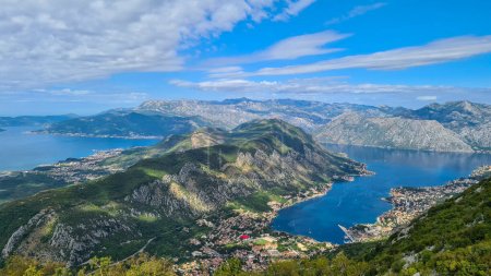 Exploración desde tierra y agua de la bahía de Kotor en el mar Adriático, Montenegro