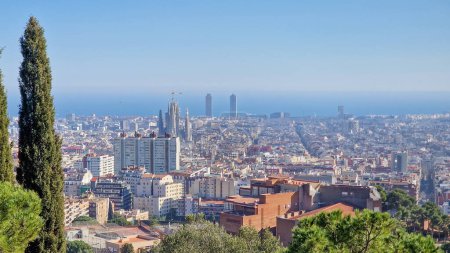 Téléchargez les photos : Panorama spectaculaire de Barcelone depuis Mirador de Joan Sales - en image libre de droit