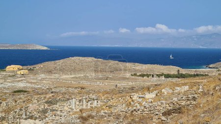 Téléchargez les photos : L'île de Delos, joyau de la mer Égée, possède une riche signification mythologique et archéologique. Lieu de naissance d'Apollon et d'Artémis, ses ruines antiques et ses sites sacrés en font un trésor du patrimoine mondial de l'UNESCO. - en image libre de droit
