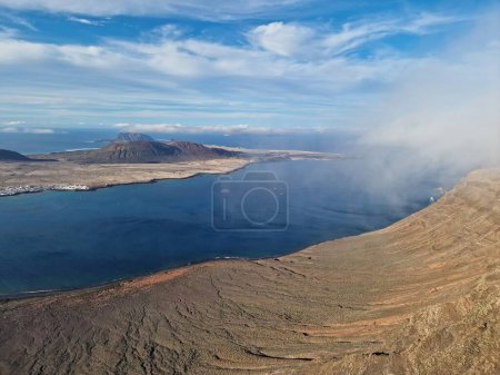 Téléchargez les photos : Mirador del Ro, le point de vue emblématique de Lanzarote, offre un panorama à couper le souffle sur l'Atlantique et les îles voisines. - en image libre de droit