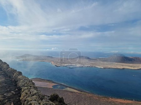 Téléchargez les photos : Mirador del Ro, le point de vue emblématique de Lanzarote, offre un panorama à couper le souffle sur l'Atlantique et les îles voisines. - en image libre de droit