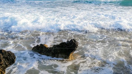 Téléchargez les photos : En hiver, Ayia Napa, Chypre se transforme en un havre de paix. Profitez d'un temps doux, de plages peu fréquentées et d'une atmosphère sereine. C'est le moment idéal pour une escapade et une exploration tranquilles. - en image libre de droit