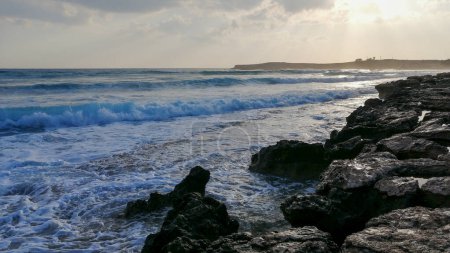 En hiver, Ayia Napa, Chypre se transforme en un havre de paix. Profitez d'un temps doux, de plages peu fréquentées et d'une atmosphère sereine. C'est le moment idéal pour une escapade et une exploration tranquilles.